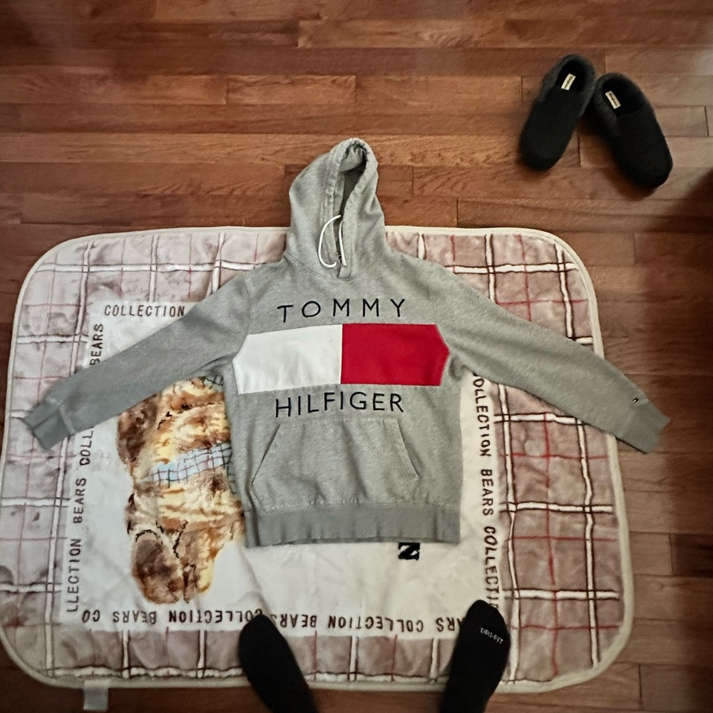 Men’s L Grey Tommy Hilfiger hoodie, very gently used.